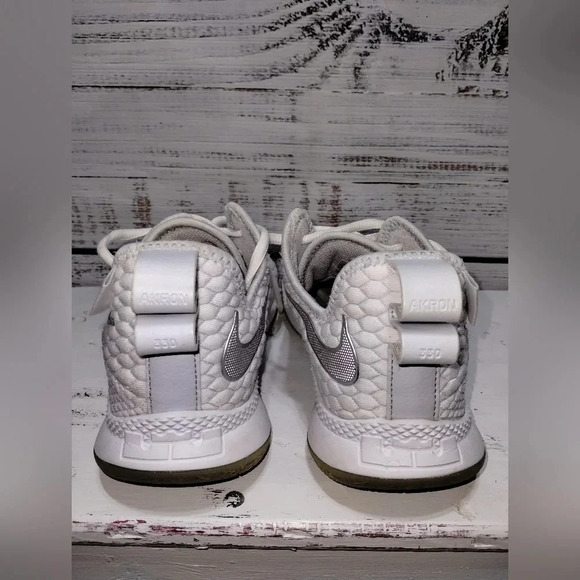 Nike LeBron Witness 3 Shoes in White Chrome size 8 Athletic Basketball Active - Picture 5 of 10